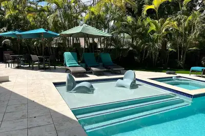 Image de Indulge in Luxury at Villa Bayana Shores, Your Ultimate Miami Shores Escape.