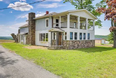 Image de Wellsboro Farmhouse w/ Grill & Fire Pit!