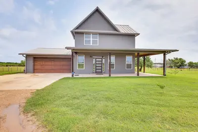 Image de Modern Bryan Farmhouse on 1 Acre w/ Hot Tub!