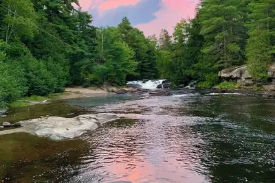 Image de Relaxing Riverside Cottage +OnThe Water +Waterfall +Bracebridge +Family Friendly