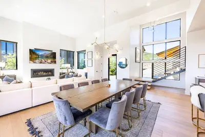 Image de Exclusive Skyridge Designer Home | Private Hot Tub | 2 Minutes to Skiing & Deer Valley East Village