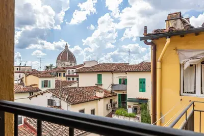 Image de Charming 75 sqm apartment, able to accommodate up to 4 people, located on the Fourth floor of an ancient building (No lift). The property is located in the historic center of Florence (Restricted Traffic Area), in the lively Sant'Ambrogio district, a few
