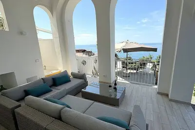 Image de Villa Madama Grande: A bright and elegant residence built on the sloping cliff in front of the sea, with Free Wi-Fi.