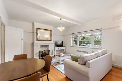 Image de Charming 2-Bed Apartment with Fireplace & Parking