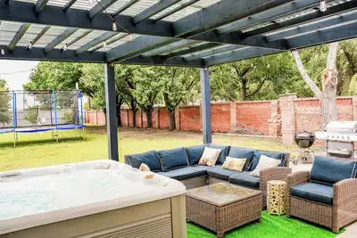 Image de Luxurious Resort Style Hot Tub, Surround Sound Theater & Game Room Plano/Frisco