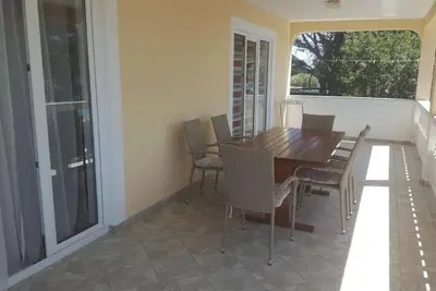 Appartement de trois chambres prés de la plage Banjol, Rab (A-23210-b)