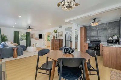 Image de Village Hideaway · A Modern Coastal Retreat