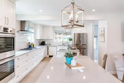 Image de Stay in a beautifully renovated Lower Mission retreat featured on Tv, complete with a hot tub, stunning yard, chef’s kitchen & three spacious bedrooms. You are close to wineries, trails, Sarsons Beach & great dining. Perfect for families or relaxing.