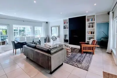 Image de Charming 2-bedroom Golf Cottage on the prestigious Erinvale Golf Estate