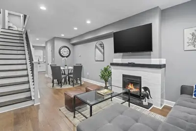 Image de Charming Home: Parking, Sleeps 10, Wfh Space