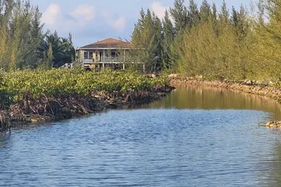 Image de Secluded, private waterfront 4br house in Bimini. Includes golf cart, kayak, and stunning views