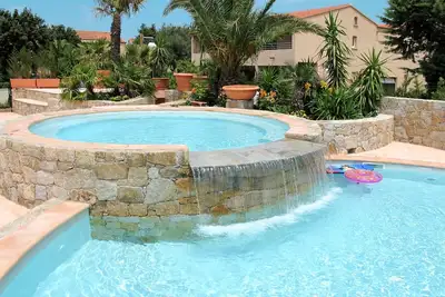 Confortable appartement avec piscine, Wifi, climatisation, Tv, terrasse, animaux admis et parking