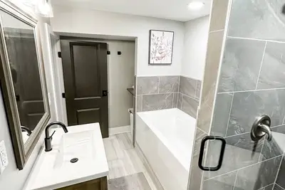 Image de Midtown Oasis - Walkable to Blackstone - Within 5 Minutes of Downtown -Sleeps 12