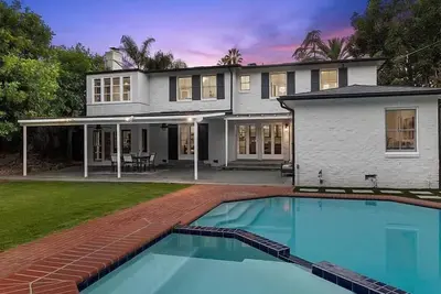 Image de Large & Light-filled Pool Home