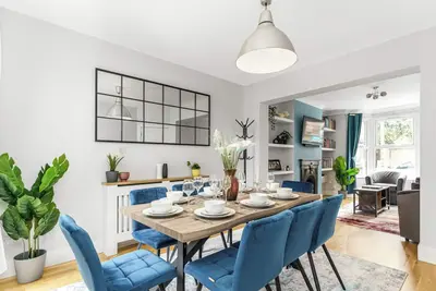 Image de Elegant 4 bedroom family home with easy access into London. Parking included!