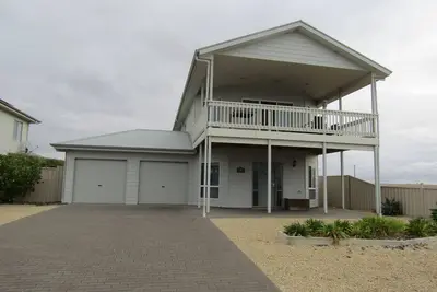 Image de Moonlight Escape - Beautiful Holiday Home with sea views from balcony!