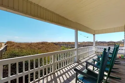 Image de Lewis Cottage- Oceanfront 3 bedroom vacation rental with a private walkway to the beach.