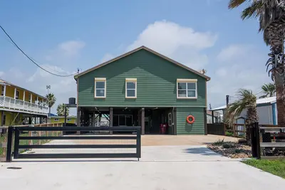 Image de New waterfront listing in Sargent!