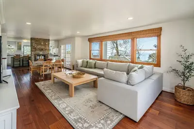 Image de Ocean Breeze Abode & Bungalow - Spacious Seaside Living