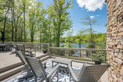 Image de New! Luxury Lakefront w/ Pool, Dock & Hot Tub