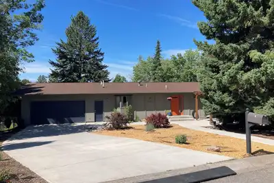 Image de Beautiful family friendly home in the Rattlesnake with outdoor recreation nearby