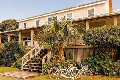 Image de Oceanfront Beach House with Trailborn Resort Access