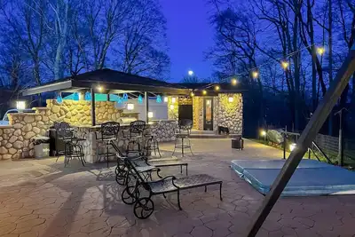 Image de ~Lakeside Oasis~ Waterfront w/HotTub, Sauna & Dock