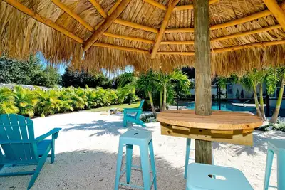 Image de Tiki Bar w/ Thatched Roof | Free Pool Heat | Spa | Ping Pong | Img
