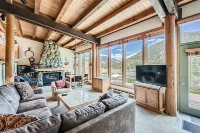 Beautiful Updated Corner Unit/Mountain Views