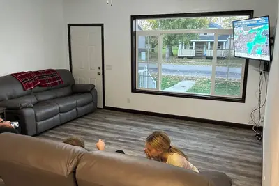Image de Pet friendly and fenced in backyard! Heated garage!