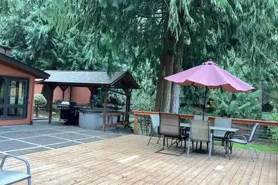 Image de Pnw Funky 1970’s home with lots of windows, quiet road, fenced yard.
