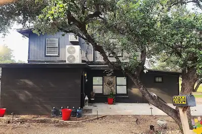 Image de Relaxing cabin, dock accessible just steps away from Lake Travis. Dog friendly!