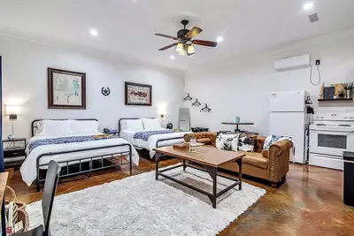 Image de Old Town Rodeo Studio. Free parking. Walk to entertainment and restaurants.