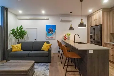 Image de 883 suite 102 Bromont Vieux Village 2cac, foyer