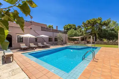 Stylish Cretan Country House, A/C, Private Pool with Children's Section - 10mins to Chania & Beaches