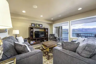 GrandView 403 -2 Bedroom Waterfront Condo