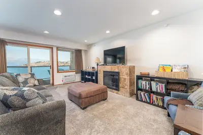 Grandview 541 Executive Waterfront condo