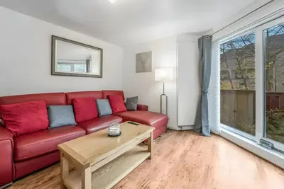 The Briery Bauks Residence is a 3 bedroom modern house in the heart of Edinburgh