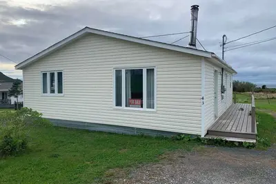 Image de Explore Gros Morne National Park hiking trails and Tablelands mountain.