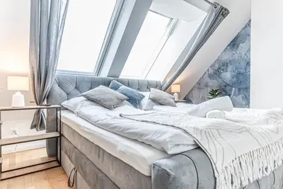 Image de 9 min to Center - Luxury Airconditioned w/ Balcony