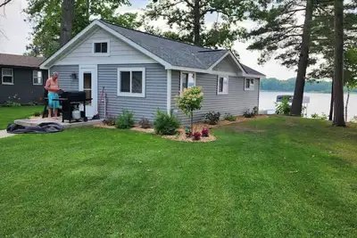 Image de Completely Renovated  2 bedroom1bath with loft\nFarm Island Lake