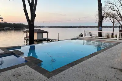 Image de Brand New + pool & hot tub, lake front with dock