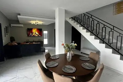 Image de Come and enjoy paradise in this luxurious 4 bedrooms 3. 5 bath Villa.