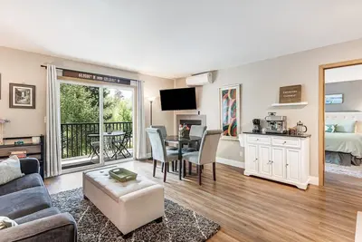 Image de Top Floor Condo With Views of Pioneer Park & Private Grill!