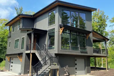 Image de Minutes to Niagara Falls, Unique Custom Home, Private Woodland Retreat, Hot Tub