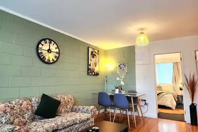 Image de Cqn's - A perfect blend of modern comfort and timeless appeal.