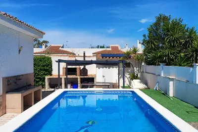 Image de Casa Finn, Idéal pour vos vacances, proche de la mer, wifi gratuit, air climatisé en option, piscine privée, animeaux de compagnie autorisés, plage pour chiens