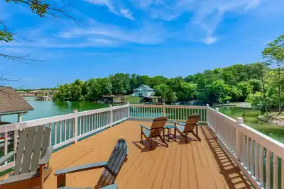 Image de Lakefront home with views, private hot tub/dock, deck, Free Wifi