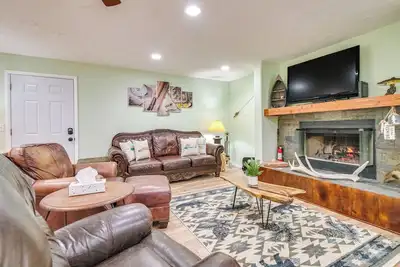 Image de Cotter Home w/ Deck ~ 1 Mi to Big Spring Park!