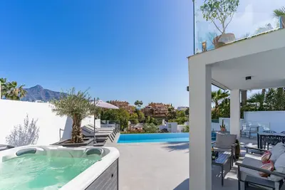 Image de Modern 3 Bdrms Villa Amapolas Walk Puerto Banús!